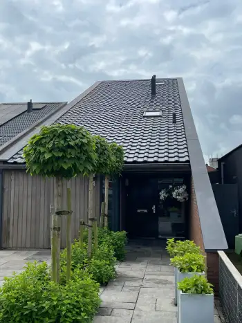Friesland in de stad Leeuwarden Nelskamp F 8,5 dakpannen gelegd op dak met verholen goot