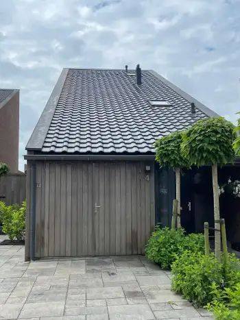Friesland in de stad Leeuwarden Nelskamp F 8,5 dakpannen gelegd op dak met verholen goot